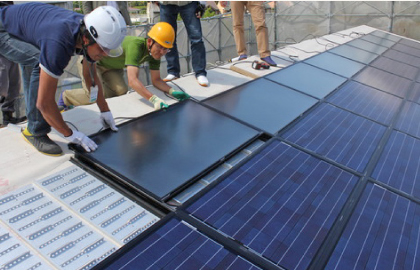 太陽電池一体型集熱屋根　施工写真